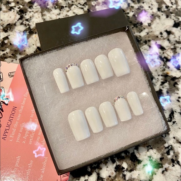 Press On Nails - Picture 1 of 3